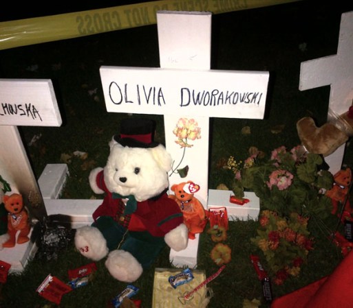 De acuerdo a las autoridades, inicialmente Plackowski, reveló a la policía que apuñaló a su hijo a muerte para lastimar a su marido, quien "no la aprecia”. Él siempre estaba trabajando y ella tenía que vivir como criada y niñera, lo cual es "bajo para ella", de acuerdo con su confesión. La niña, de 5 años, murió por ser testigo del crimen.