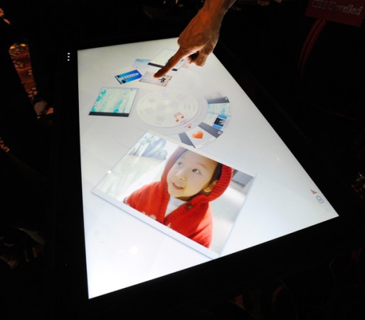 La gigantesca tableta IdeaCentre Horizon Table PC de Levnovo, puede ser operada hasta por cuatro personas a la vez.