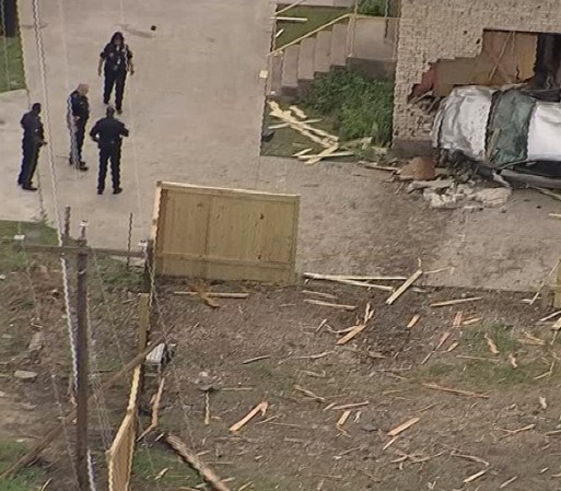 Rescatistas y la policía de Dallas se encuentran en la escena del accidente mortal.
