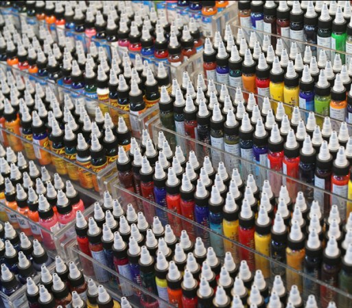 Tintas para tatuaje están a la venta en la convención.