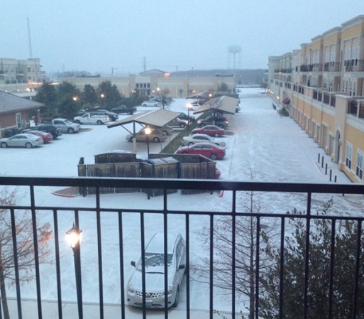 Durante la madrugada del jueves el norte de Texas se vistió de blanco con la llegada de una banda de precipitación invernal.