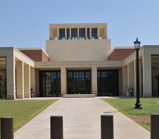 5. Biblioteca Presidencial de George W. Bush: Ubicada en el campus de la Universidad Metodista del Sur, esta biblioteca es la segunda biblioteca presidencial más grande del País y tiene una extensa colección de artículos del presiente Bush, así como documentos históricos sobre 911.