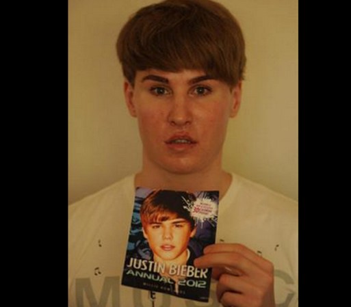 Inclusive, en una entrevista dijo que siempre va con el cirujano y le lleva la foto de Bieber cuando era más pequeño ya que quiere exactamente ese “look”.