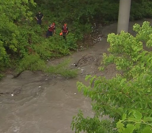 9 DE MAYO, 2014 - A cántaros regresó la lluvia al norte de Texas dejando daños en viviendas, calles y muchas inundaciones.