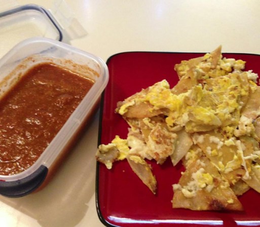 “Pues Dios por delante ya tenía una salsita que hice anoche y estos fueron mis disque chilaquiles” dijo la conductora pero más bien resultaron siendo unas buenas miguitas.