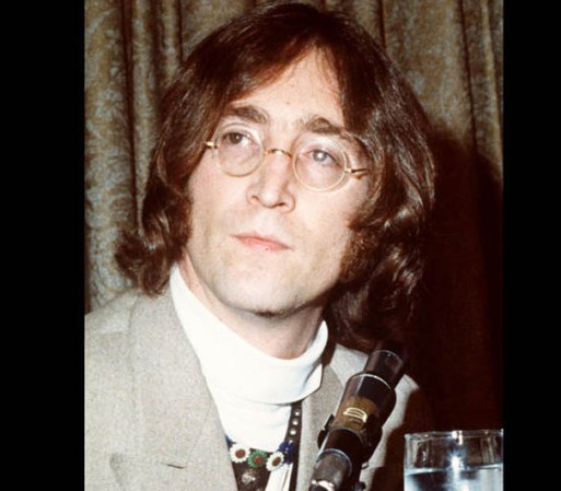 JOHN WINSTON LENNON – 8 de diciembre de 1980. El integrante de Los Beatles murió a manos de Mark David Chapman, quien era un seguidor de Lennon y le disparó en la espalda cuatro veces.