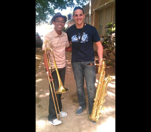 Este inteligente hombre practica el saxofón alto y barítono