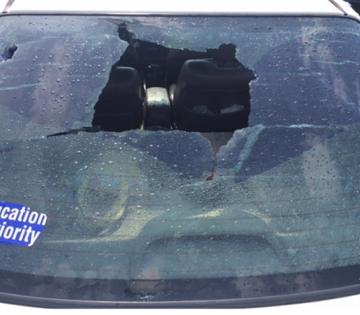 Dicho granizo y los fuertes vientos rompieron los vidrios de varios autos.