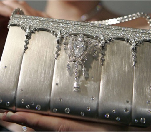 A pesar de que Victoria Bekham siempre tiene bolsas marca Birkin, ella tiene una especial seguramente guardada en la caja fuerte. La bolsa llamada "Diamond Studded Bag" que David Beckhamm le regaló a Victoria está valorada en 1.63 millones de dólares.