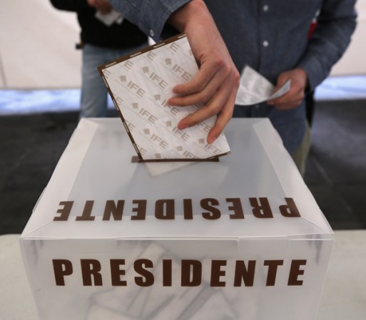 Un votante deposita su voto en una de las urnas colocadas para la elección.