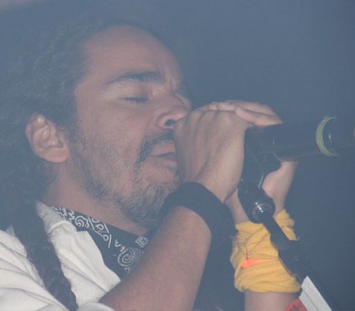 Y como siempre… el vocalista del grupo y todos sus integrantes lo entregaron todo el en escenario.