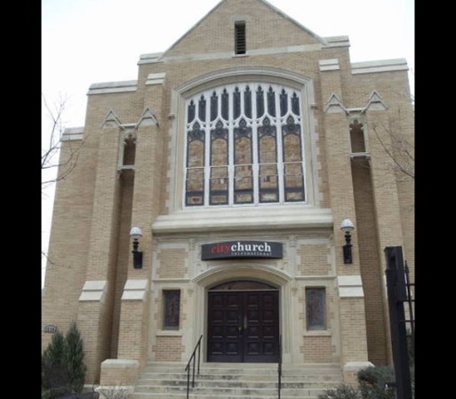 El Central Congregational Church, mejor conocida como City Church Internacional, fue construida en 1920 y su estilo gótico llamada la atención de cualquiera.