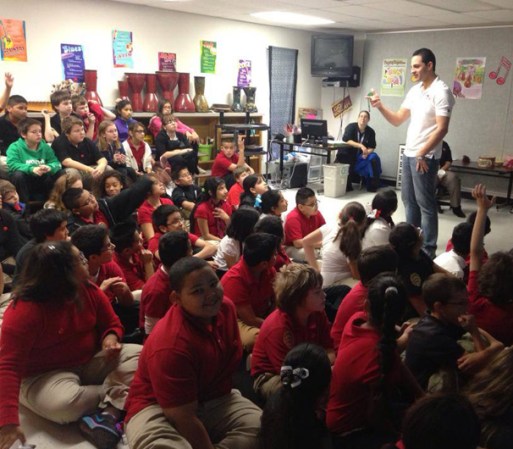 Por lo menos una vez al mes, Néstor visita las escuelas para dialogar con los jóvenes sobre la importancia se asistir a clases.