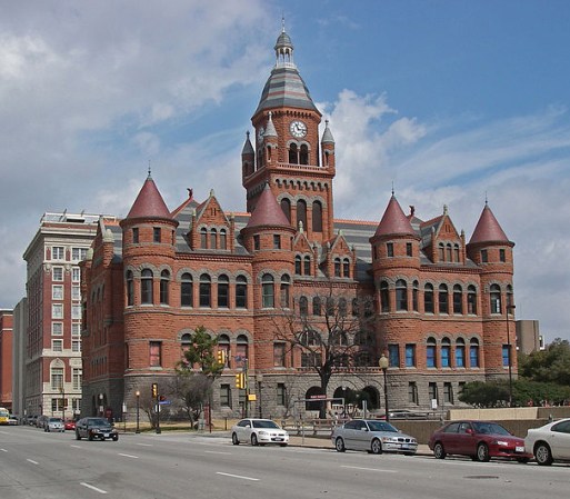 El Dallas County Courthouse, 100 South Houston Street en Dallas, fue construido en 1892 y ahora es llamado “El Museo Rojo Viejo”. El edificio rojo en forma de castillo ahora es un museo local.