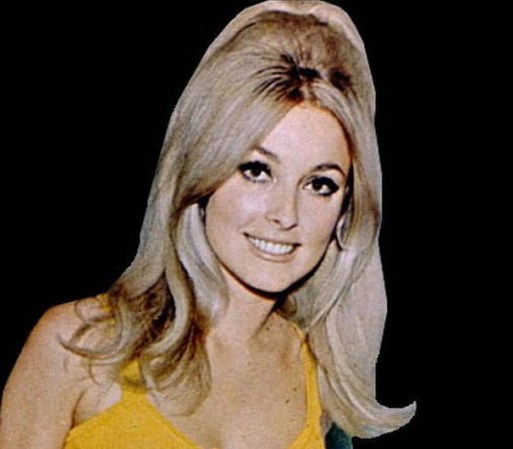 SHARON MARIE TATE – 9 de agosto de 1969. La actriz y modelo estadounidense murió a dos semanas de dar a luz a manos de los integrantes de “la familia” dirigidos por Chales Manson.