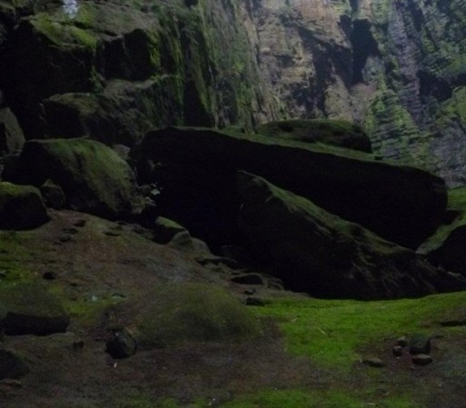 En el fondo del abismo, se encuentra un lugar equivalente a tres campos de futbol.