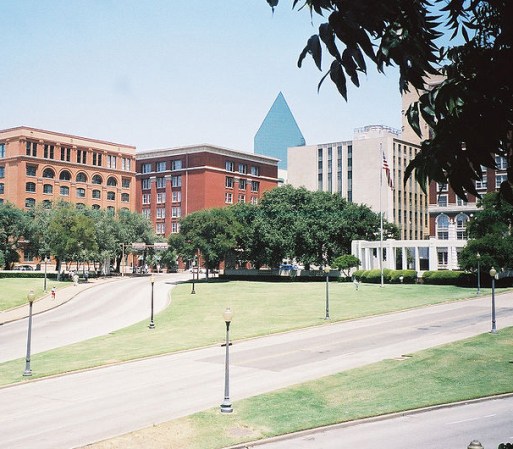 Dealey Plaza, 411 Elm Street en Dallas, se convirtió en un Distrito Histórico y dicho lugar obtuvo fama internacional tras el asesinato de John F. Kennedy en 1963.