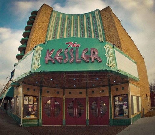 9. Kessler Theater: Ubicado en el 1230 W. Davis St. Este lugar es idóneo para salirte de la rutina, disfrutar un buen concierto, visitar una galería de arte y también para tomarte unos tragos.