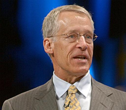 S. Robson Walton, de 68 años de edad, es hijo del fundador de la cadena de supermercados Walmart y su fortuna es de $26,100 millones de dólares.<br /><br /><br />Fuente: Forbes
