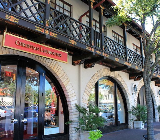 Highland Park Village es un centro comercial ubicado entre Mockingbird Lane y Preston Road y fue el primer centro comercial autónomo en América. Fue declarado Monumento Histórico Nacional en el 2000.