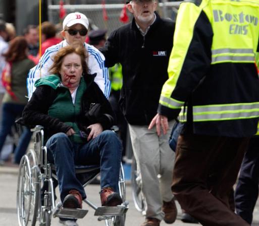 ABRIL 15, BOSTON - Dos explosiones sacudieron este lunes la línea de meta del maratón de Boston, causando la muerte a un número no determinado de personas e innumerables heridos.