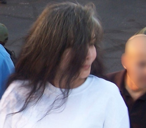 La mujer vistió el martes una camiseta de manga larga y pantalones de mezclilla y su conocida cabellera negra lucía con canas.