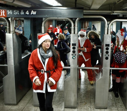 NEW YORK, NY - Neoyorquinos vestidos de Santa en el metro de la Gran Manzana.