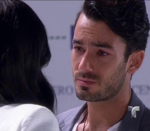 Amanda y Santiago se quedan solos, mientras Inés entra a ver a su padre. Santiago le dice que la sigue amando. Amanda le sugiere que investigue qué le esconde Inés porque ella está segura que Inés ya estuvo embarazada.