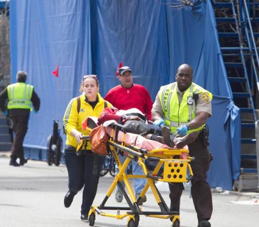 ABRIL 15, BOSTON - Dos explosiones sacudieron este lunes la línea de meta del maratón de Boston, causando la muerte a un número no determinado de personas e innumerables heridos.