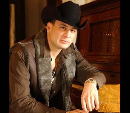 VALENTIN ELIZALDE – 25 de noviembre del 2006. La música norteña estuvo de luto cuando Elizalde fue asesinado por un comando armando en Reynosa Tamaulipas.