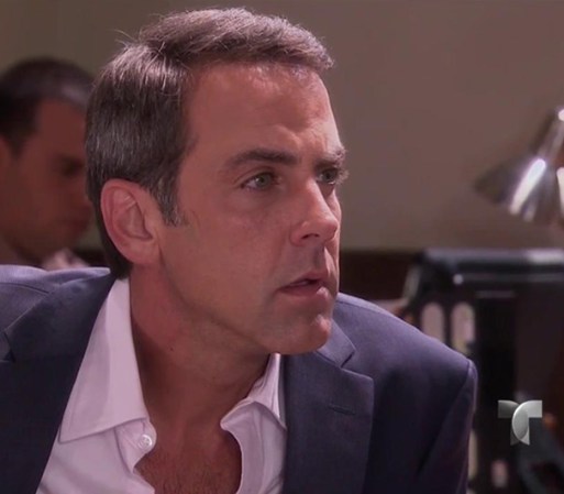 Humberto a la delegación de policía a ver a Pancho y le pregunta sobre la información que tiene de Santiago. Pancho le dice que en relación al cambio de nombres en Estados Unidos no hay delito que perseguir.