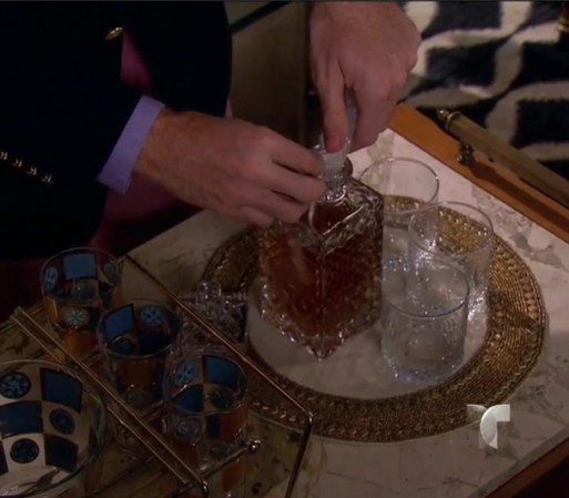 George pone el whiskey de don Gaspar una sustancia para matarlo.