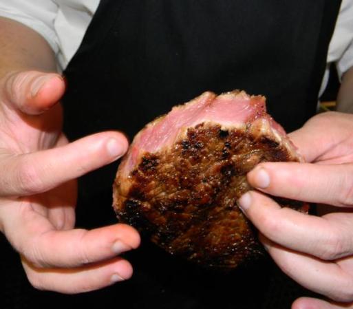 Tip: Calcula el fuego y ve bajándolo para que la carne suelte la grasa y así vaya dando su término. Puedes hacerlo en el sartén, pero Aijo recomienda la parrilla, para darle el sabor adicional del carbón, y para que juegues con los niveles de la misma.