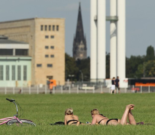 La prenda ha sido adoptada por mujeres de todas las edades alrededor del mundo. En Alemania, y en muchos lugares, el tomar el sol en un parque en bikini es una actividad cotidiana en verano.