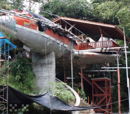 El avión fue rescatado, transportado en cinco piezas, y meticulosamente arreglado para estar en un pedestal a 50 pies de altura.