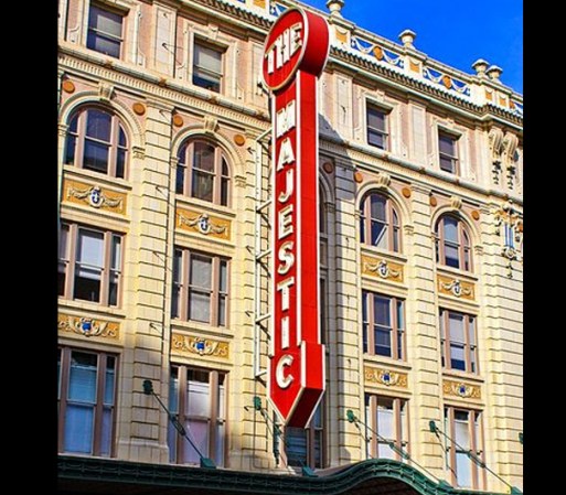 El famosísimo Majestic Theatre, ubicado en el 1925 Elm Stret en Dallas. La estructura renacentista abrió en 1921 con una capacitad para sentar a 2,800 personas. Hoy en día, el lugar histórico se usa para producciones musicales, conciertos, entre otros.