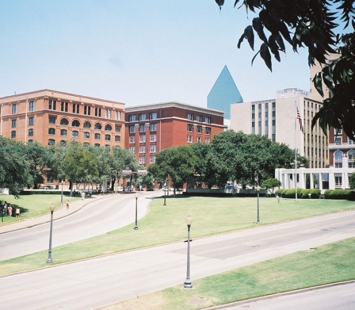 12. Plaza Dealey: Esta plaza en el centro de Dallas es famosa por marcar la historia de Estados Unidos con el asesinato de John F. Kennedy.