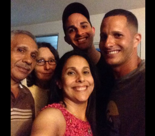 Es el menor de la familia y el más alto…mide 6’4”
