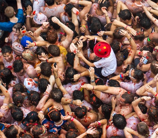 El Ayuntamiento de Buñol invirtió este año cerca de $186,000 dólares en la fiesta, que contó con un dispositivo de seguridad de más de 400 agentes, además de un plan de emergencia.<br />Fuente: EFE