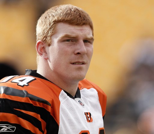 Andy Dalton juego futbol americano al mismo tiempo que altera a las damas.
