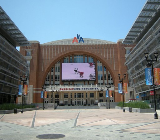 13. American Airlines Center: Este centro está localizado en Victory Park, alberga partidos de baloncesto, hockey y concierto. Un lugar idóneo también para caminar ya que está rodeado de bares y buen ambiente.