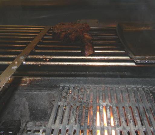 Regresa nuevamente la carne a la parrilla, en el nivel más alto, para darle el toque final. Ten en cuenta que cada visita a la parrilla no debe durar más de un minuto, o minuto y medio.