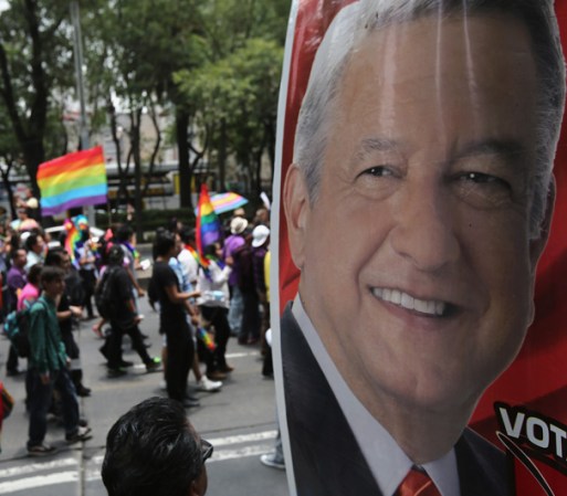 MEXICO, D.F., 30 DE JUNIO, 2012: A un día de las elecciones se ve un poster del candidato presidencial Andres Manuel Lopez Obrador, del PRD, durante el desfile del orgullo gay en la Ciudad de México.