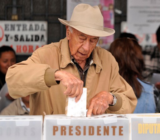 En Atlacomulco, un hombre deposita su voto.