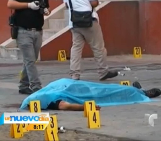 DIEGO ESPINOZA – 14 de octubre del 2013. El joven cantante de narcocorridos tenía 25 años y fue ejecutado junto a su primo a las seis de la mañana a fuera de un club nocturno en Culiacán, Sinaloa.