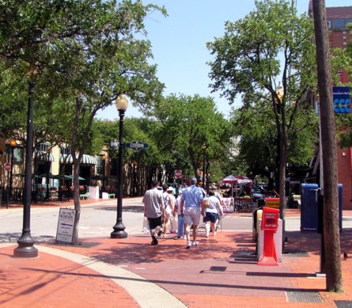 West End Historic District, entre las calles de Lamar, Griffin, Wood, Market y Commerce Street en Dallas. El distrito histórico de 67.5 acres es el lugar perfecto para caminar y tomarse un helado. Más de 7 millones de turistas lo visitan al año.