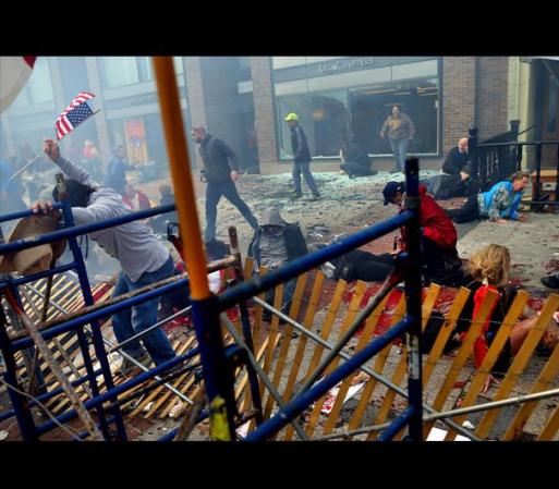 ABRIL 15, BOSTON - Dos explosiones sacudieron este lunes la línea de meta del maratón de Boston, causando la muerte a un número no determinado de personas e innumerables heridos.