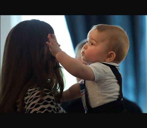 Seis niñas y cuatro niños, todos cerca de la misma edad de George, tuvieron la oportunidad de jugar e interactuar con el pequeño príncipe y sus famosos padres, Kate y William.