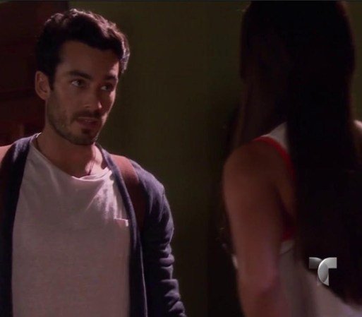 Santiago le pide a Inés que no diga mentiras sobre Amanda y le pide que se vaya. Después lee el nuevo anónimo que recibió: “Voy a decir la verdad”.