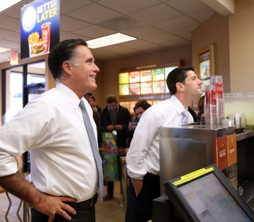 Mitt Romney y Paul Ryan piden comida en un restaurante de la cadena Wendy's en una de sus últimas paradas en Richmond Heights, Ohio, en pleno día de las elecciones.